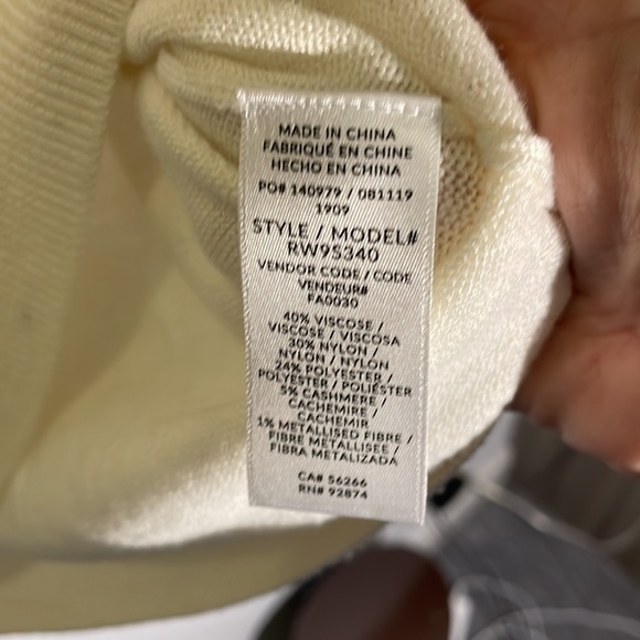 Splendid collections cream sweater with color accents at the neck - Picture 3 of 4